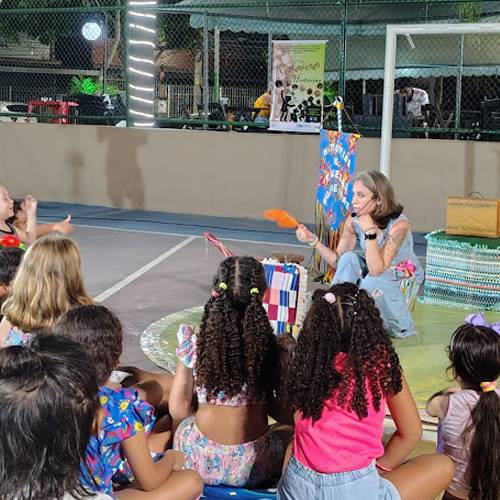 Participação no evento Cantarolando Histórias em praça pública.