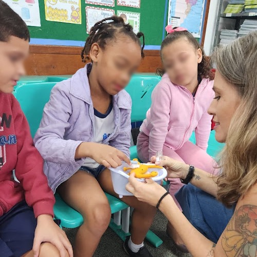 Momento de interação com as crianças na Escola Municipal Suécia.